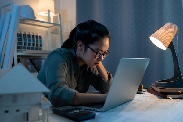 Mujer Ocupada Está Trabajando Ordenador Portátil Por Noche Arquitecta Mujer —  Fotos de Stock