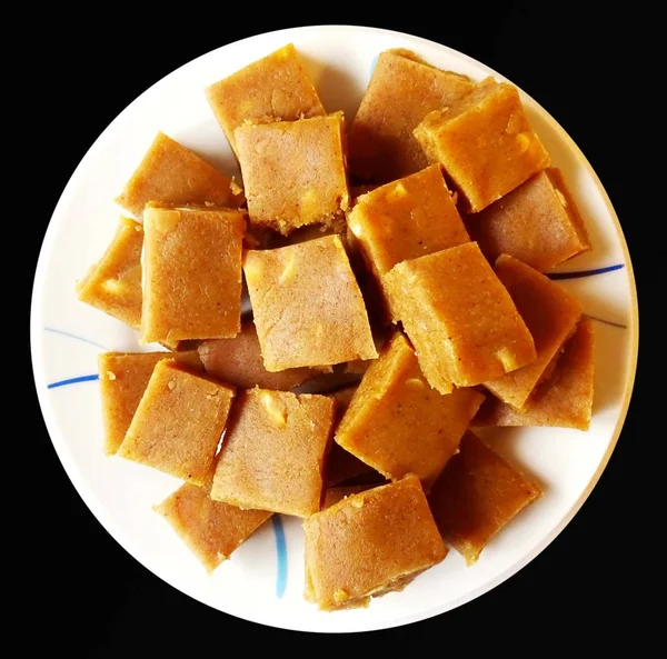 Безен Бурфі - дуже відомий індійський солодкий десерт. — стокове фото