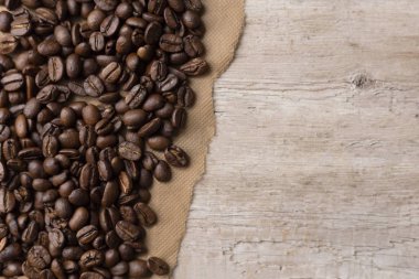 kahve çekirdekleri arka plan üzerinde ahşap masa.