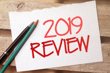 bir kağıt, kalem ve temsili metin 2019 Review. Geçen yıl için geri bildirim kavramı.