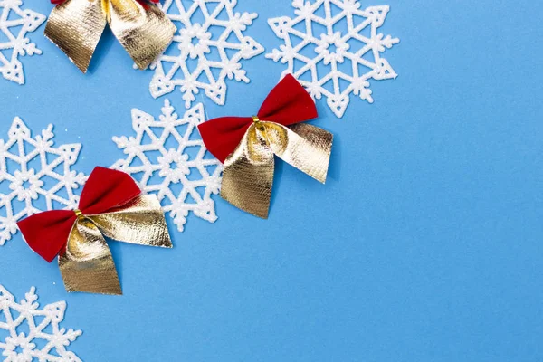 Kar taneleri ve süslerle dolu bir Noel arkaplanı. Yeni yıl kavramı.