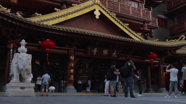 中国广州 2019年10月20日 大佛寺 北京街附近的中国式寺庙 人们走在庙宇附近 给它拍照 — 图库视频影像