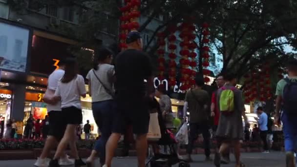 Guangzhou Chiny Października 2019 Pekin Wieczór Ludzie Idą Ulicą Idą — Wideo stockowe