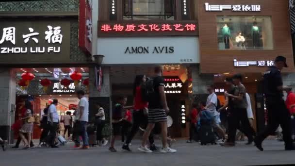 中国广州 2019年10月20日 人们沿着北京路步行 他们带着醒目的标志走过商店 街上繁忙的交通 — 图库视频影像