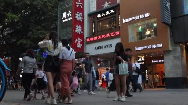 中国广州 2019年10月20日 广州北京路 中国女孩站在街中央 用的是智能手机 人们在街上走过 — 图库视频影像