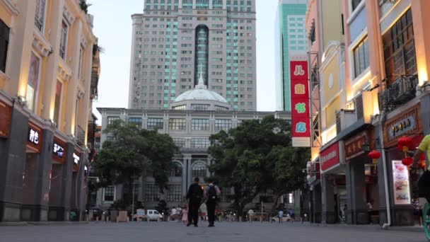 中国广州 2019年10月20日 北京路 附近是财政部的关东 在那里人们可以走路 — 图库视频影像