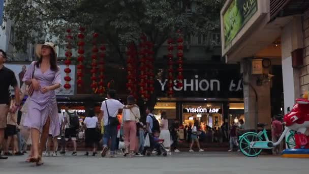 中国广州 2019年10月20日 人们沿着广州的一条大型步行街北京路行走 — 图库视频影像