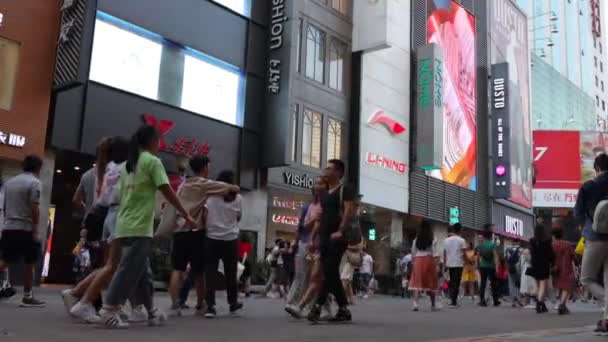 中国广州 2019年10月20日 北京路 广州的购物街 街上到处是商店和购物中心 上面有醒目的标志和广告牌 人们在白天散步 — 图库视频影像