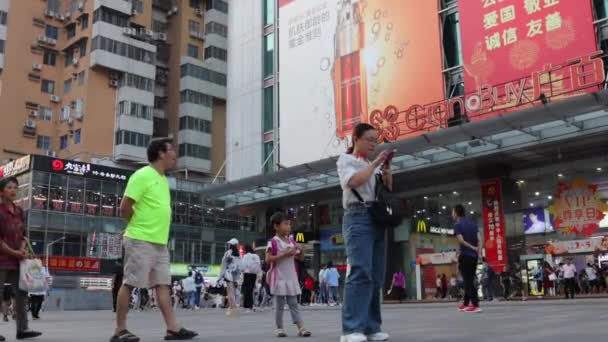 Guangzhou Cina Ottobre 2019 Street Beijing Ragazza Trova Mezzo Alla — Video Stock