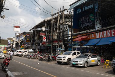 Phuket, Tayland - 06 Mart 2020: Öğleden sonra Bangla Yolu. Patong Sahili 'nin ünlü caddesinde barlar ve diskoları var.