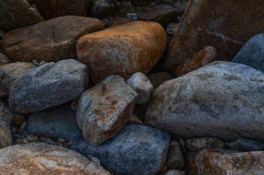 Deniz büyük farklı taşların arka planı.