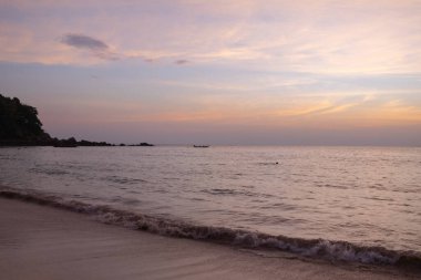 Phuket 'te günbatımı tropikal plajı manzarası