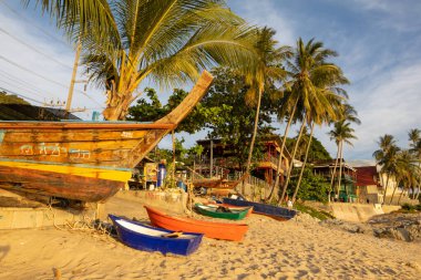 Phuket, Tayland - 15 Mart 2020 Tayland geleneksel uzun kuyruklu tekneleri ve sahilde küçük balıkçı tekneleri