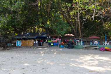 Phuket, Tayland - 16 Mart 2020: Tayland halkı sahilde deniz ürünleri satıyor