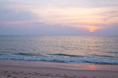 Phuket Adası 'nda günbatımı tropikal plajı manzarası