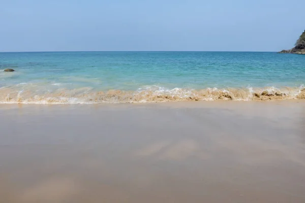 白い砂と青い水の熱帯ビーチ — ストック写真