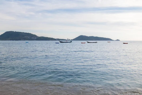 Tayland Plaj Arkasında Tekneler Tepeler Var — Stok fotoğraf