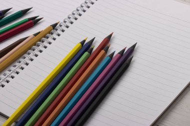 Çok renkli Blackwood kalemleri spiral bir deftere konur. Okula dönelim. Boşluğu kopyala