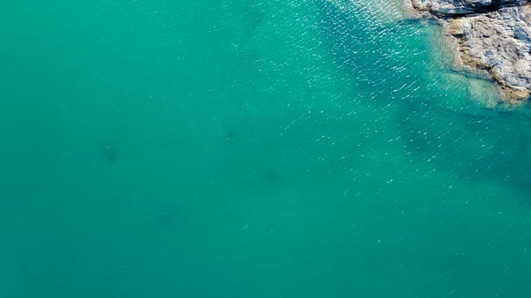 空中展望 ターコイズブルーのきれいな海の水のトップビュー 右上には海に流された岩があります プーケット — ストック写真
