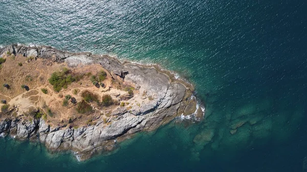 空中展望 透明ターコイズブルーの水で洗われた海の真ん中の半島のトップビュー — ストック写真