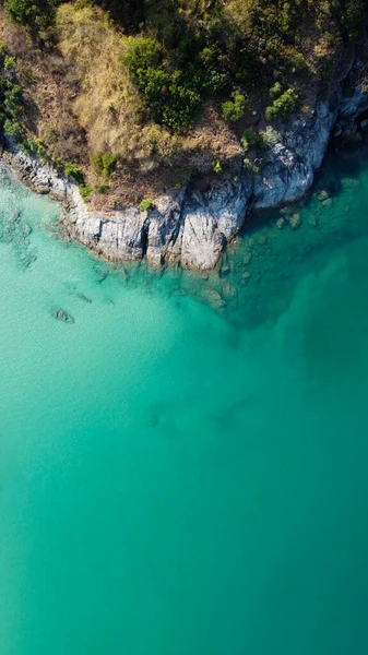 Vertikal Orientering Flygvy Ovanifrån Turkost Havsvatten Tvättar Den Steniga Stranden — Stockfoto