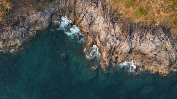 空中展望 ターコイズブルーの海の水のトップビューは 岩の海岸を洗う 風景の背景 プーケット — ストック写真