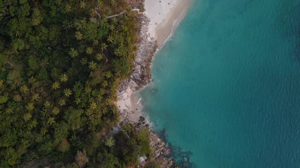 空中展望 タイのターコイズブルーの海が広がる熱帯島の森と白い砂浜の絶景 — ストック写真