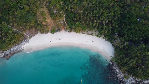 空中风景 普吉热带岛屿森林和绿松石海水白色沙滩的俯瞰 泰国自由海滩 免版税图库图片