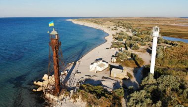 Karadeniz kıyısındaki eski ve yeni deniz fenerlerinin Dzharylgach adasındaki hava manzarası