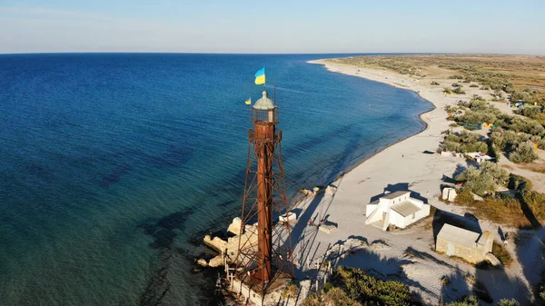 Karadeniz kıyısındaki eski deniz fenerinin Dzharylhach adasındaki hava manzarası