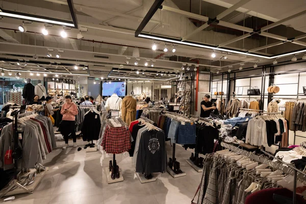 Guangzhou Čína Listopadu 2019 Značkové Oblečení Obchodě Stradivarius Uložit Interiér — Stock fotografie