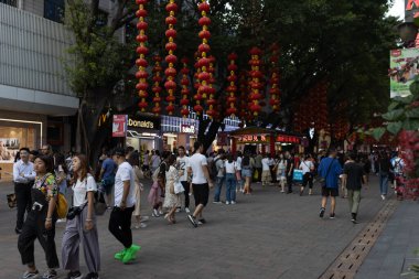 Guangzhou, Çin - 20 Ekim 2019: Pekin Lu. Guangzhou 'da alışveriş caddesi. Cadde mağazalar ve alışveriş merkezleriyle dolu. İnsanlar gündüz yürüyor..