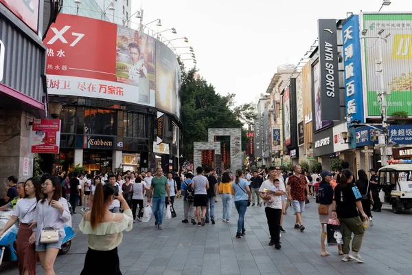 Guangzhou, Çin - 20 Ekim 2019: Guangzhou 'da alışveriş caddesi - Pekin Lu. İnsanlar gündüz yürüyor..