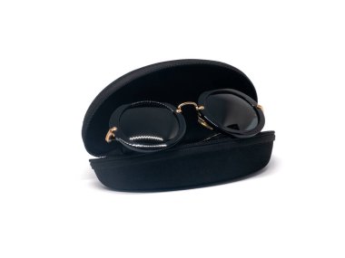 Kutusu beyaz arkaplanda izole güneş gözlüğü