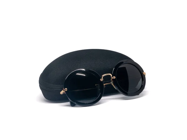 Schwarze Sonnenbrille Mit Etui Auf Weißem Hintergrund — Stockfoto