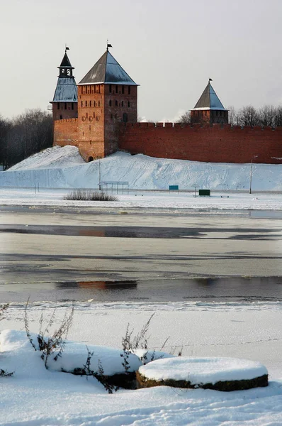 Novgorod Kremlin 'in Gözcü Kulesi, Rusya. Dikey fotoğraf