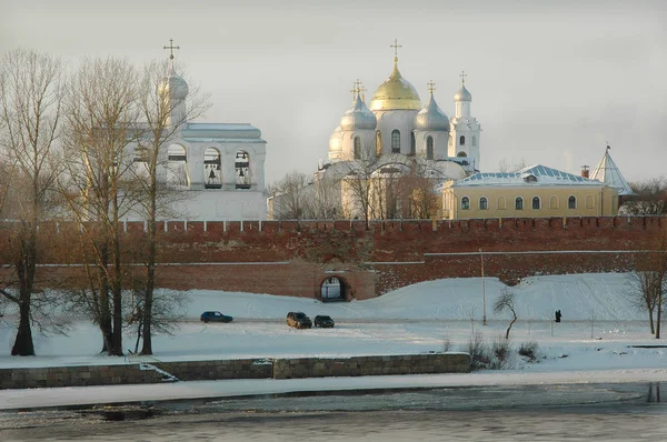St. Sophia Katedrali ve Velikiy Novgorod 'daki çan kulesi manzarası. Yatay fotoğraf