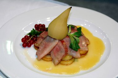 Armutla servis edilen ördek göğsü filetosu, baharatlı beyaz şarapla buğulanmış.