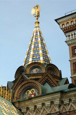 Kurtarıcının dökülen kan kulelerinden biri Çarlık Rusya 'nın çift başlı kartalının sembolü ile taçlandırıldı.