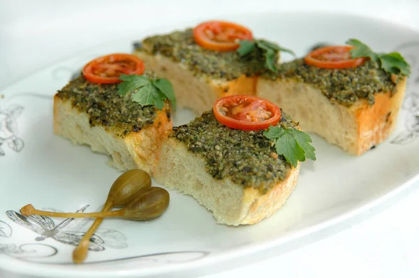 Bruschetta Italiana Clássica Com Pesto Alcaparras Vai Surpreender Convidados Suas — Fotografia de Stock