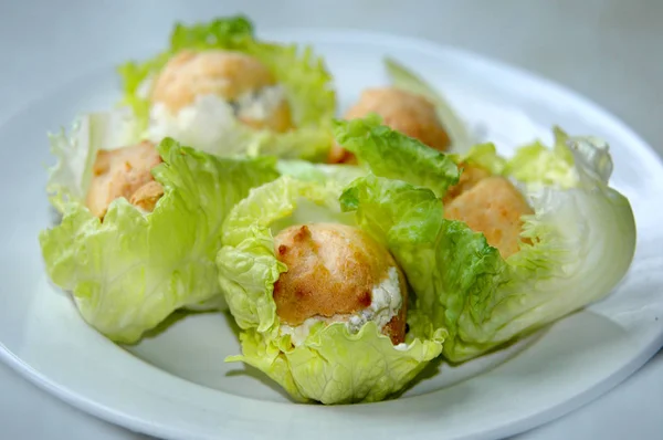 Krem peynirle doldurulmuş gerçek Fransız profiterolleri.