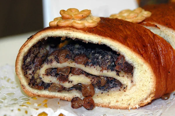 Geleneksel maya keki, haşhaş tohumu ve romlu kuru üzüm.