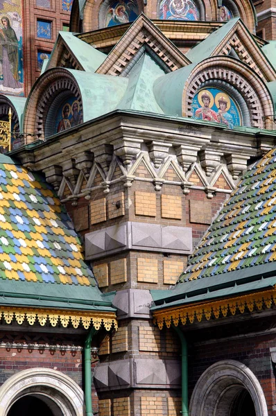 Kurtarıcının yüzü dökülen kan üzerine geleneksel Rus Ortodoks tabloları ile boyanmıştır.