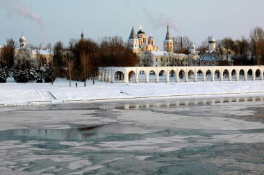Buza bağlı Volkhov nehri ve Yaroslavovo dvorische, Veliky Novgorod manzarası. Rusya