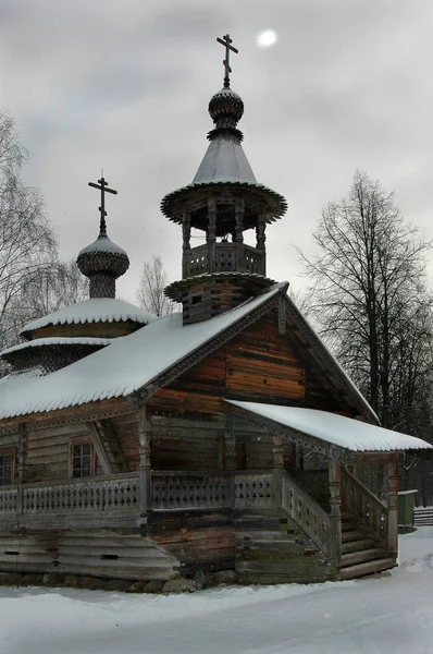 Старая Русская Церковь Дерева Пасмурный Зимний День — стоковое фото