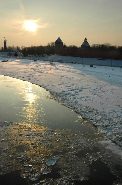 Günbatımı güneşi Volkhov nehrinin su ve buzuna yansıyor, Veliky Novgorod.
