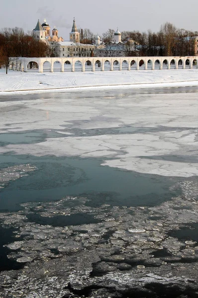 Uitzicht Yaroslavovo Binnenplaats Van Andere Oever Van Met Sneeuw Bedekte — Stockfoto