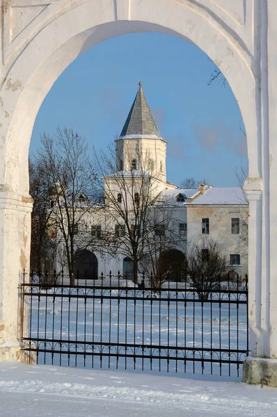 Beyaz kadim kemer boyunca kulenin görüntüsü