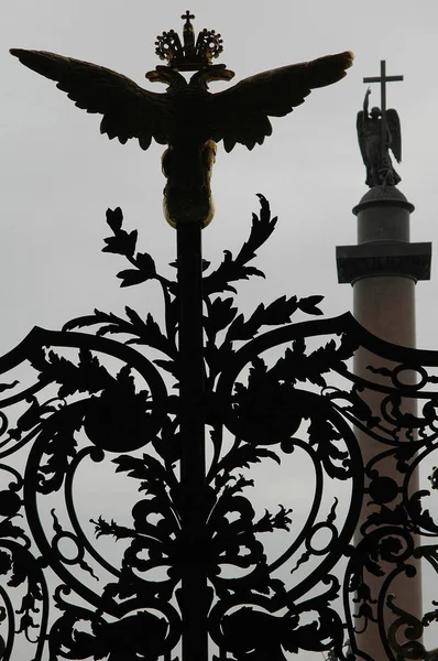 Çift başlı kartal ve İskenderiye 'nin direği, St. Petersburg, Rusya