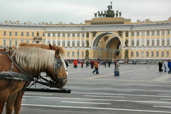 Zafer Takı 'nın arka planında atlar, St. Petersburg, Rusya